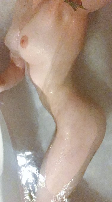 Who would want to fuck me fresh out of an epsom salt and baby oil bath? 💦 my skin feels all slimy and