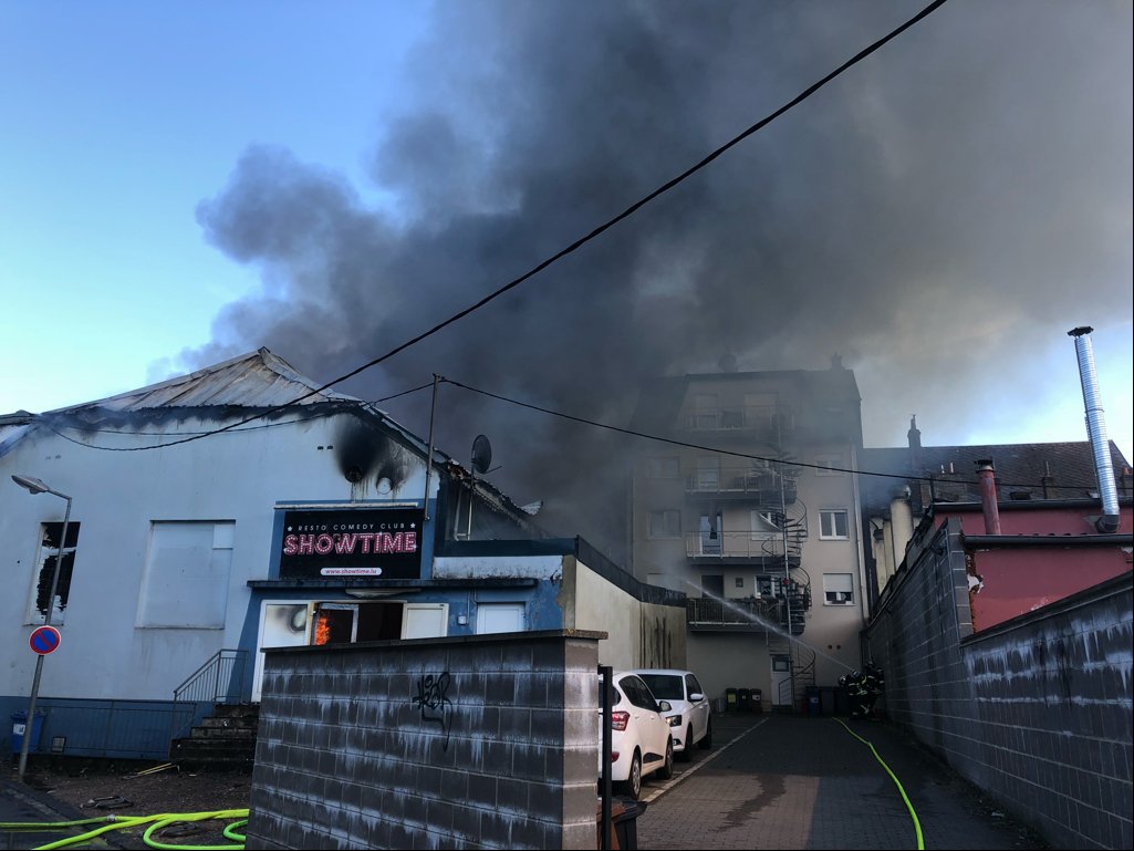 CGDISlux's tweet photo. [Groussbrand zu Esch/Uelzecht] D'Feier as aktuell nach net ënner Kontroll:
-an der Géigend vum Brand weg Dieren a Fënsteren zouhaalen
-weg de Garer Quartier zu Esch évitéieren 
-loosst weg Plaz, weider Unitéiten sinn ënnerwee op d'Plaz
#Esch/Uelzecht #Incendie #CGDIS https://t.co/9mL9tccYsa