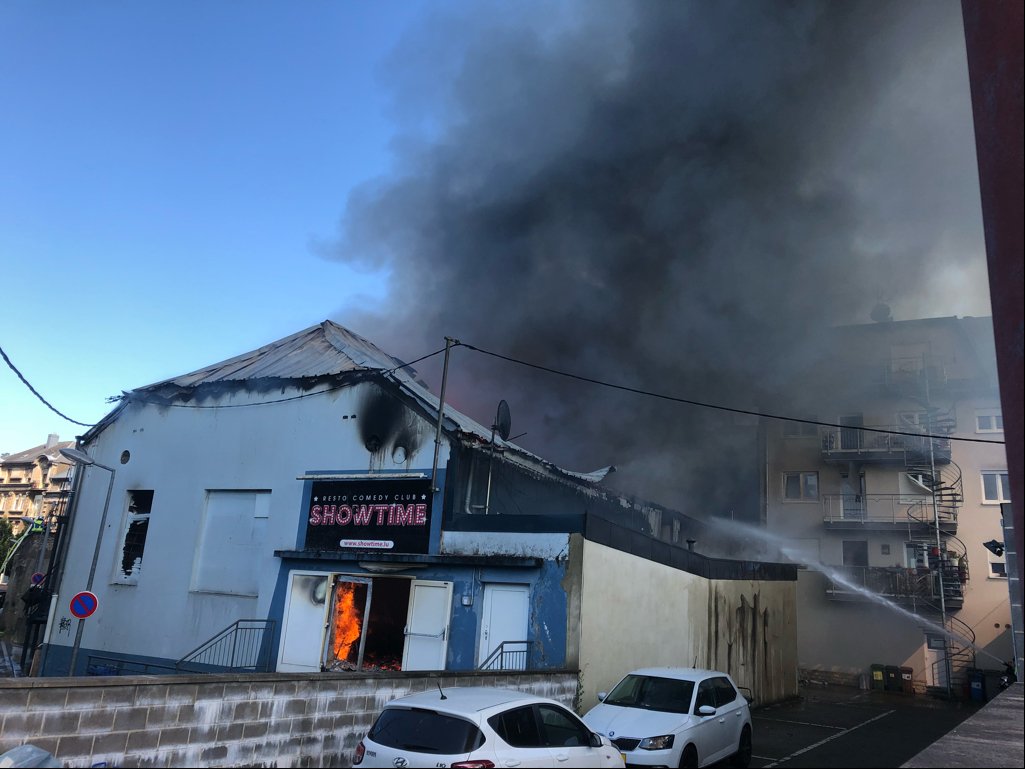 CGDISlux's tweet photo. [Groussbrand zu Esch/Uelzecht] D'Feier as aktuell nach net ënner Kontroll:
-an der Géigend vum Brand weg Dieren a Fënsteren zouhaalen
-weg de Garer Quartier zu Esch évitéieren 
-loosst weg Plaz, weider Unitéiten sinn ënnerwee op d'Plaz
#Esch/Uelzecht #Incendie #CGDIS https://t.co/9mL9tccYsa