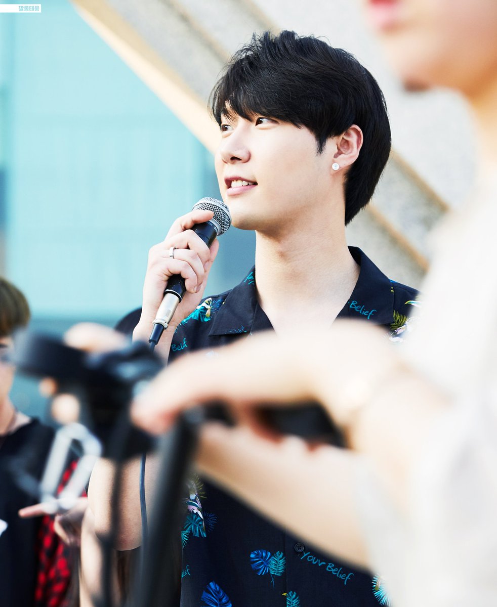 GR_tang's tweet photo. 180624 부산 해운대 버스킹

사람들 사이에서도 빛이나🌟
역시 반짝이는 큰별이야 최태웅♥️

#최태웅 #최탱 #탱 #tang #taewoong
#부산 #해운대 #버스킹 https://t.co/58cfYbUhBk