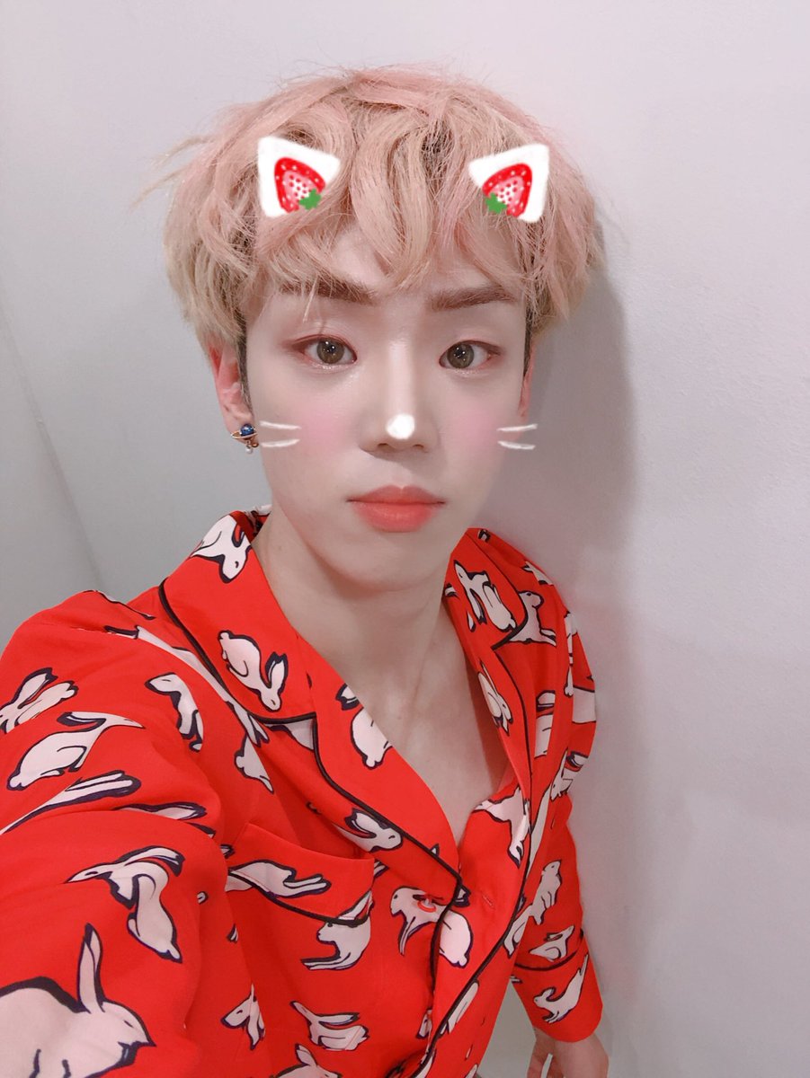 official_ACE7's tweet photo. [#김병관_데일리일기장]
오늘은 월요일. 오전에 재밌는 콘텐츠 촬영을 하고 일산으로 넘어가서 파워 오브 케이 녹화를 진행했다. 역시 초이스랑 하는 사녹이 이 세상에서 제일 즐거운 듯 ㅋ☺️
오늘도 사녹이랑 본방 즐겁게 잘 마무리했다.
내일을 위해 빨리 자자🙏🏻🌙
#TAKE_ME_HIGHER #ACE #에이스 https://t.co/yKWEUoMvym