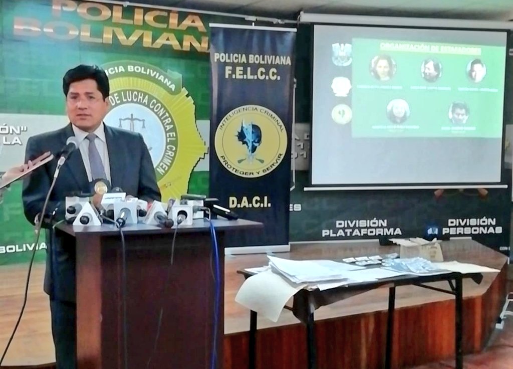 Pol_Boliviana's tweet photo. #LuchaContraElCrimen 
#LaPaz
#Ahora
En conferencia de prensa la #FELCCLP informó sobre la ejecución de un importante operativo contra una #OrganizacionCriminal dedicada a la #EstafaMultiple (modalidad, venta de inmueble) a 3 Familias. 
Aún se busca a 2 prófugos de este caso. https://t.co/1V3s5yhBtN