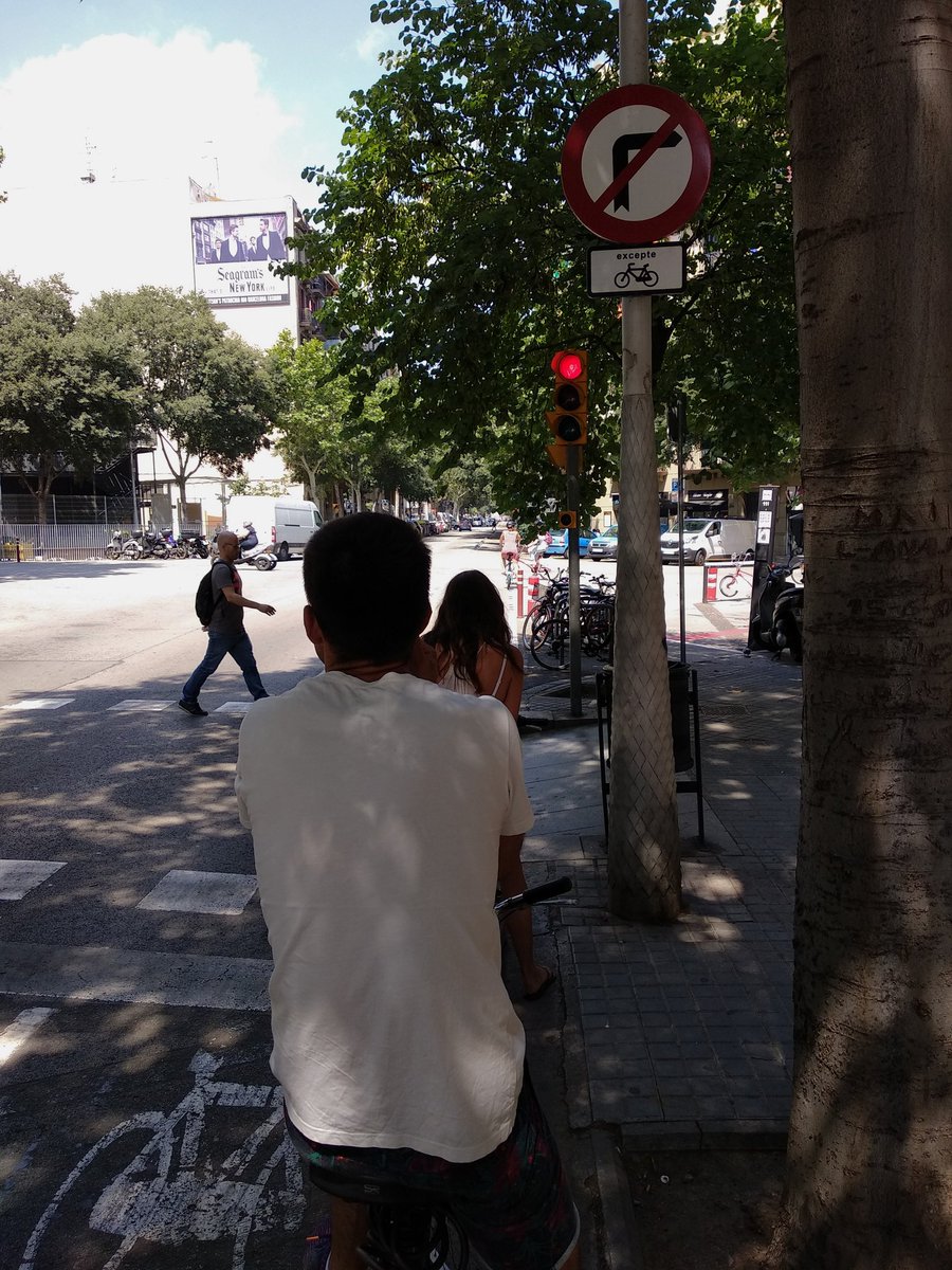 Alitaber's tweet photo. Amb la calda que bé que s'està a l'ombeta! Tot i així hi ha gent que preferiex saltar-se tots els🚦 del #carrilbici #conselldecent per torrar-se, potser el casc protegeix dels raigs del sol. Jo m'estimo més el meu gorro de #doraexploradora 🕵🏻‍♀️ https://t.co/hFZO8B6ffV