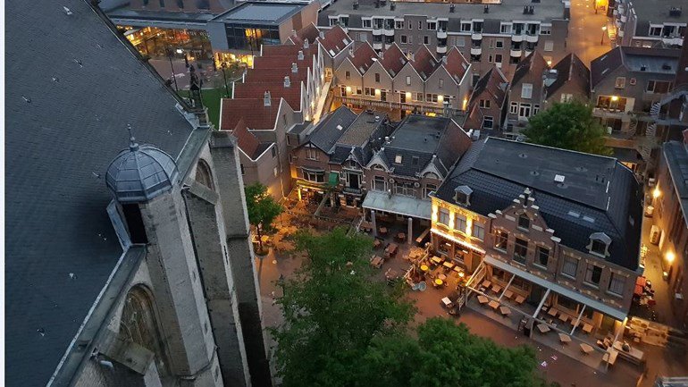 NHNieuws's tweet photo. Grote Kerk trok in de eerste helft van dit jaar honderddertigduizend bezoekers. Het gebouw in Alkmaar viert haar jubileum met onder meer de attractie Klim naar de Hemel. 
https://t.co/9FU8WuOyIJ https://t.co/stMbGXdYVe