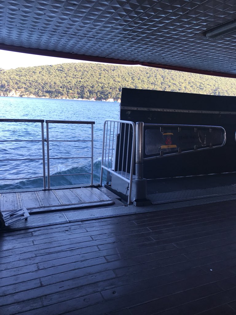 KaradenizParti's tweet photo. Rahat Parti Karadeniz olarak şu an da bölgemizdeki sahil kıyılarının son durumunu inceliyoruz bir sıkıntı görürsek ırzlarına geçeceğiz merak etmeyin uşaklar 14lü yanimizda 🐟⚓️ https://t.co/xD1cPLp1mS
