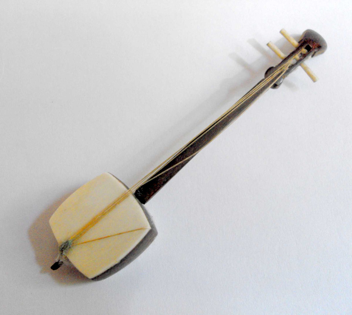 #Vintage wood/bone miniature #lute / #shamisen

*Reasonable Offers considered
*Free UK Shipping
*#InspectAndCollect

carterscollectablesuk.co.uk/Miniature-wood…
#CCUK4S #FollowVintage #antiqueclique #ethniques #artisan #folkart #tchotchke #eShopsUK #noths #giftideas #music #geisha #japan #WDYT