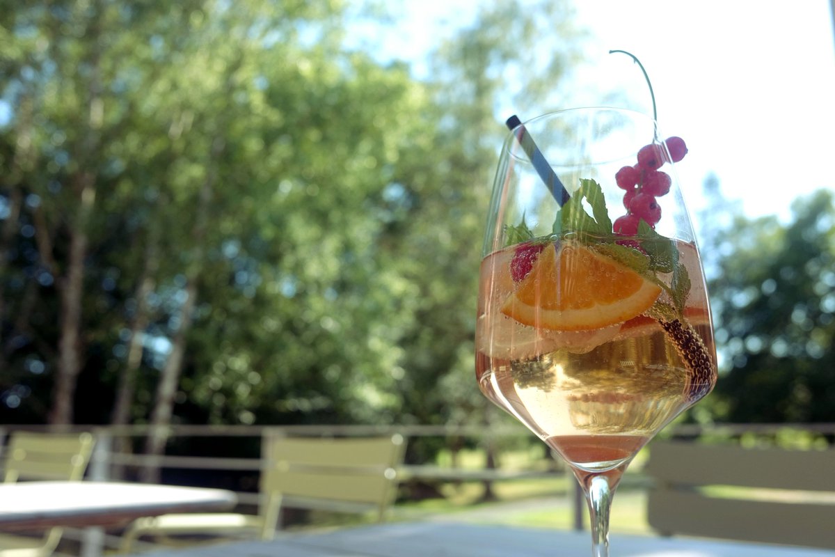 HotelSturm's tweet photo. So schmeckt der Sommer. 

#biohotelsturm #biohotels #mehralshotel #schulzes #bio #nachhaltigreisen #biourlaub #urlaub #bar #sommer #lecker #genießen #cocktail #drinks #instacocktails #drinkoftheday #drinksinthesun #enjoy #summertime #chill https://t.co/qeMXl85K7z