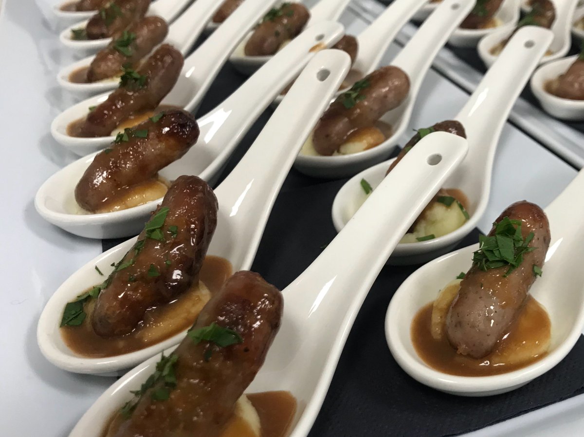 Bangers and mash served on Chinese spoons with onion gravy #canapes #canapereception #catering #instafood #bangersandmash