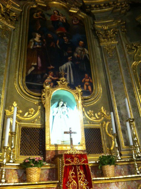 MarinaGandi's tweet photo. #cultcity #clusone Interni della chiesetta di #SantOrsola #chiesadelleDimesse presbiterio con tela centinata della Madonna e Santi #Madonnaconscapolare volta affrescata - banchi antichi https://t.co/UPbICOsVQk