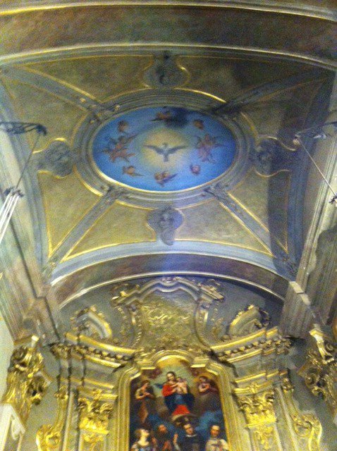 MarinaGandi's tweet photo. #cultcity #clusone Interni della chiesetta di #SantOrsola #chiesadelleDimesse presbiterio con tela centinata della Madonna e Santi #Madonnaconscapolare volta affrescata - banchi antichi https://t.co/UPbICOsVQk