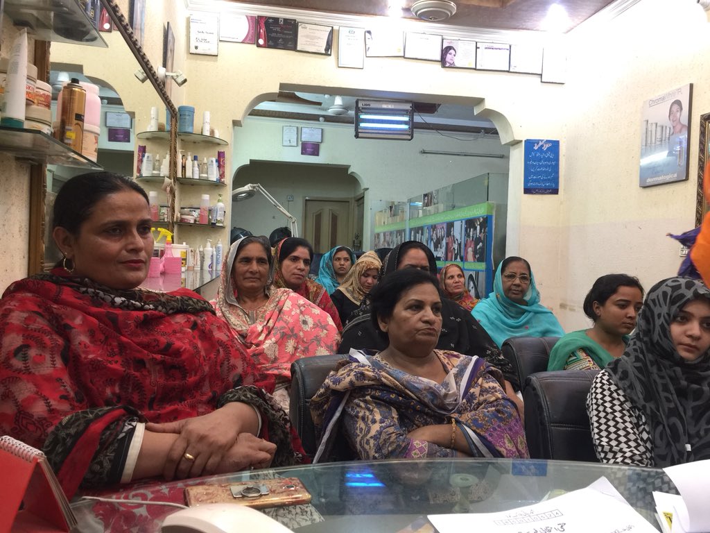 maryjamesgill's tweet photo. Meeting of women workers at #UC112 Mustafa Town #PP173 organised by UC Councilor Nabila Yasmin. #PP173_شیرنی_کا @MaryamNSharif @SaniaaAshiq @SaimaFarooq @hinaparvezbutt https://t.co/fMr7eTlnYP