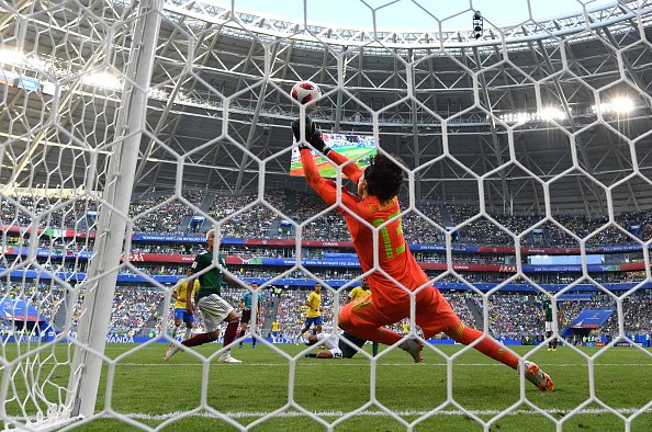 StandardLeieiia's tweet photo. 🇲🇽 @yosoy8a hizo 8 atajadas hoy para el #Ochoaometro internacional. 

🙌 Cierra #Rusia2018 con 25 atajadas en 4 partidos. 
✅ Es el portero mexicano con más atajadas en Mundiales: +30 https://t.co/DGIzHHkctP