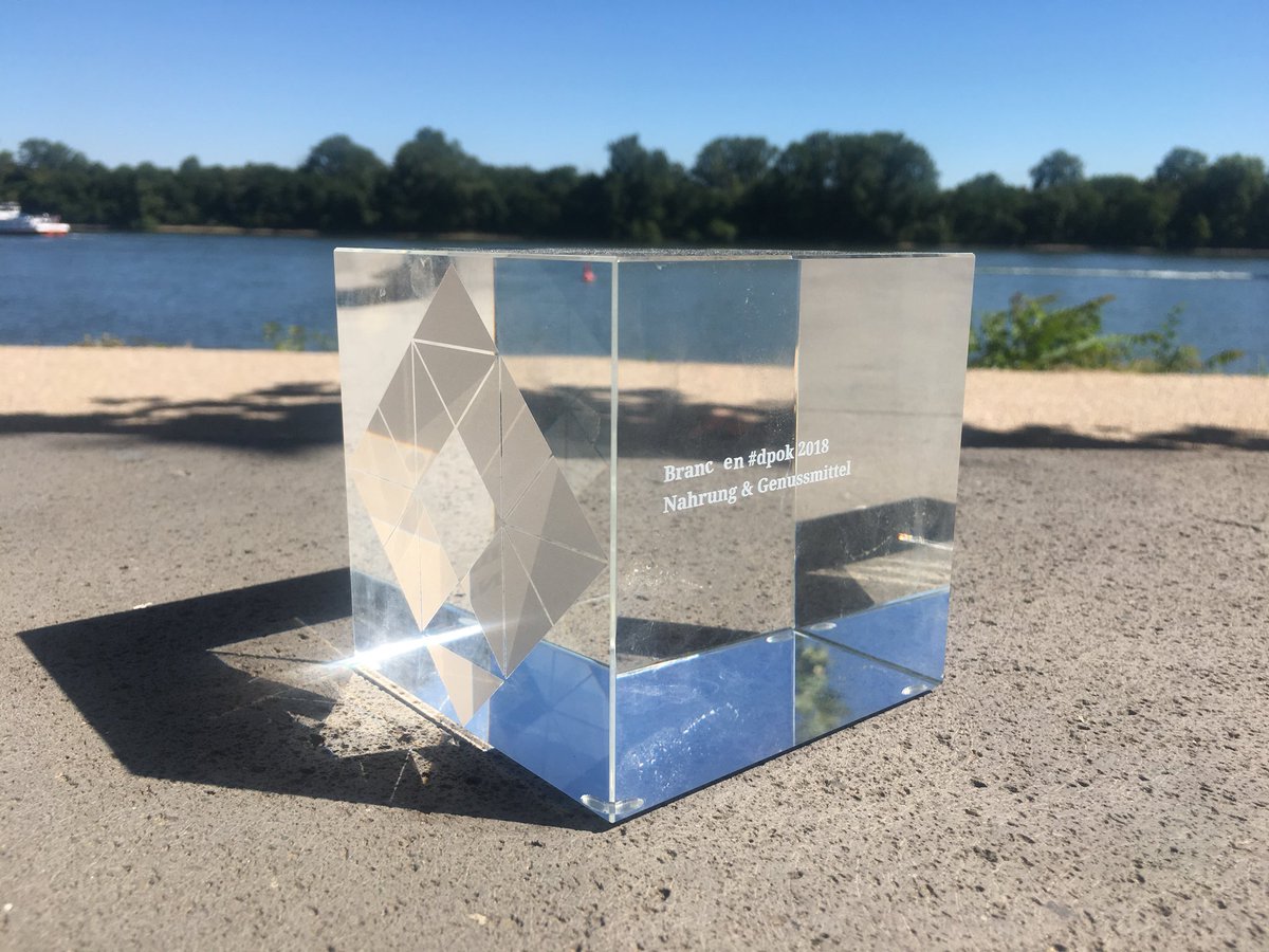 So schön glitzert der #Dpok für unsere Marke Rotkäppchen in der Sonne! Bekommen haben wir ihn für das erfolgreiche UGC-Marketing auf der FB-Fanpage. Danke an alle Beteiligten!