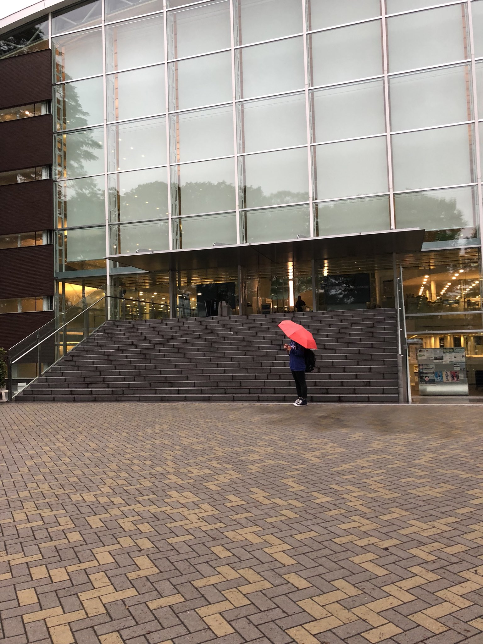 シマうま 成蹊大学情報図書館 設計者 坂茂 今年プリツカー賞を受賞された 明るく 美しく 暖かい建物 をコンセプトに白を基調として建てられた同館は なだらかなカーブを描いたガラス張りのファサードと 地上階のアトリウムに浮かぶ プラネット