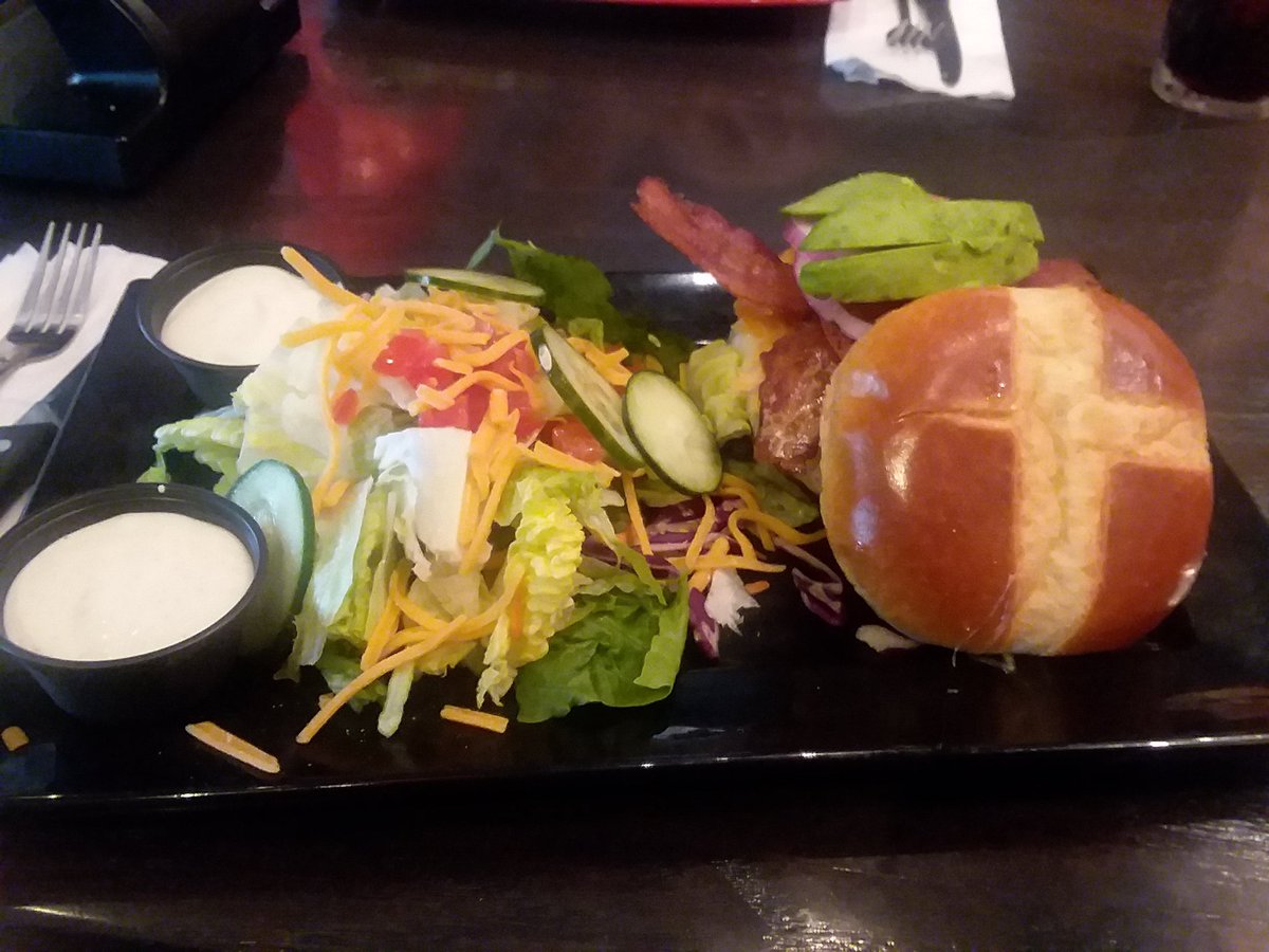 vrdbotdf's tweet photo. Red Robin's was nice. I've never been but when I saw "Bottomless Salad" I flipped xD https://t.co/WX44VN1nEG
