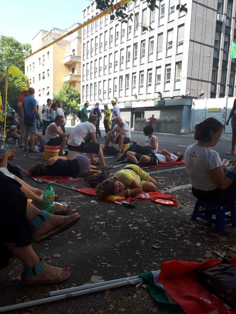 AleDino3's tweet photo. @luigidimaio mancano pochissime ore alla chiusura della vertenza #italiaonline . Lavoratori in strada da stamattina, sotto il sole, per difendere il posto di lavoro. RISPETTO!! #1di400 #Responsabilitasociale Intervenga al più presto,mancano solo 5h https://t.co/nVR00oYPkH