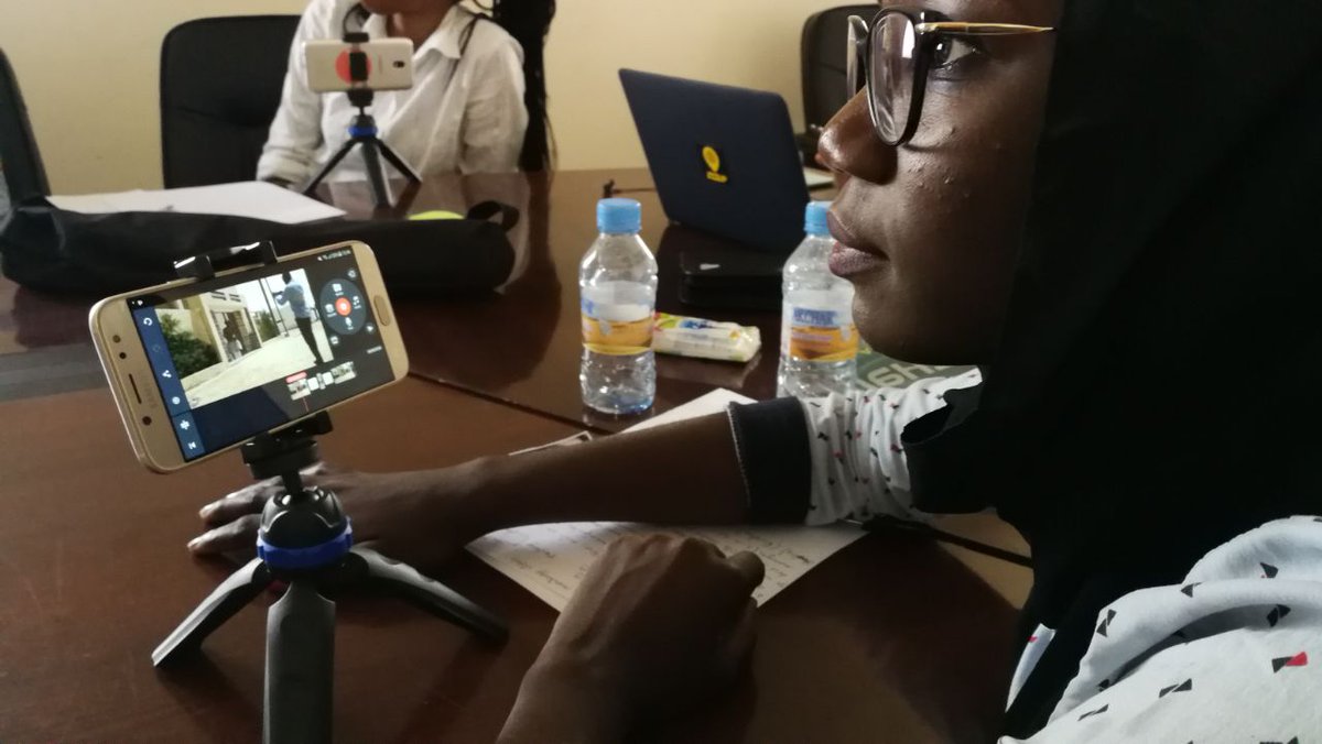 CommunityFrame's tweet photo. Pendant le cours sur @KineMaster ✂️🎬📱 #montage #VideoMobile #Mauritanie #Nouakchott #SliceUp https://t.co/I1Fr9pq3nn