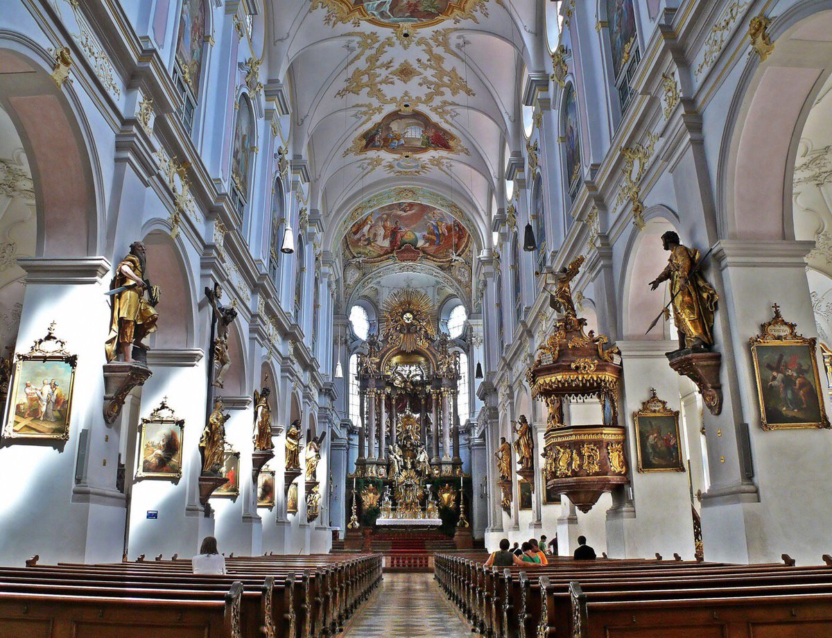MO_MUNICH's tweet photo. The #AlterPeter is more than worth a visit! - Not only because of its rooftop view but also because of this gorgeous interior #DestinationMOnday 
⠀⠀⠀⠀⠀⠀⠀⠀⠀
📸 by Werner Böhm (München Tourismus)
⠀⠀⠀⠀⠀⠀⠀⠀⠀
#Munich #sightseeing #münchenliebe #travel  #bavaria https://t.co/J1nGp16yn6