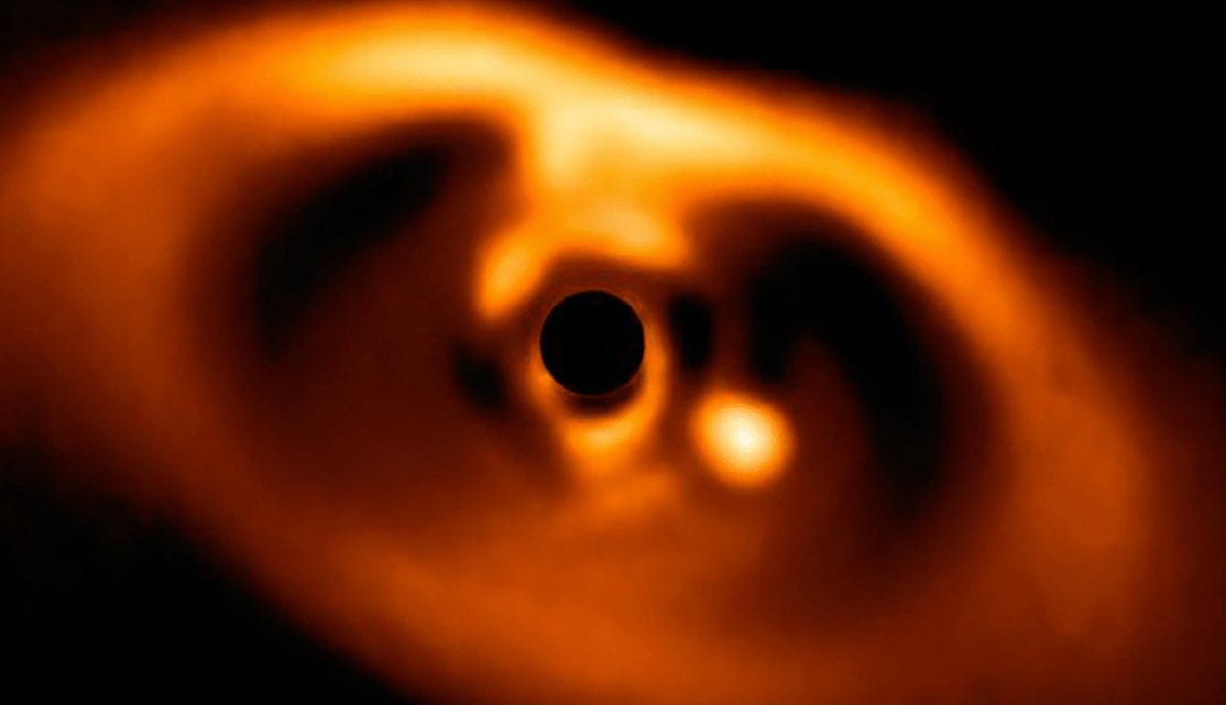 nmasforo's tweet photo. Capturan la primera imagen del nacimiento de un planeta https://t.co/NHdJ2pvRXc https://t.co/Vke11nuwG2