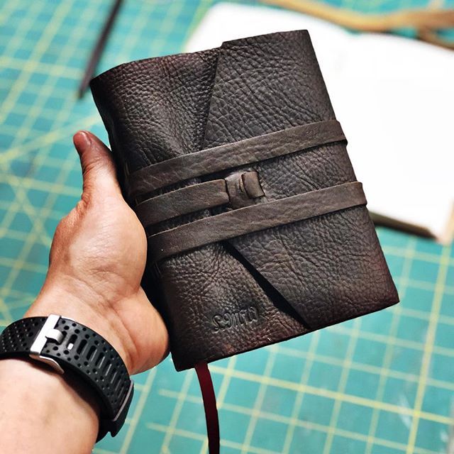 leatherjournals's tweet photo. 😍 Envelope style journal in #bomberjacketleather with 18th century monogram font personalization. 🤩🤘#handmade #shopsmall #madeinNH
*
*
*
*
#journal #leatherjournal #boundbyhand #poetry #writer #vintagejournal #writing #etsyseller #etsyshop #amwriting… https://t.co/XJIdWOv7Fd https://t.co/Bb0LnNlg1u