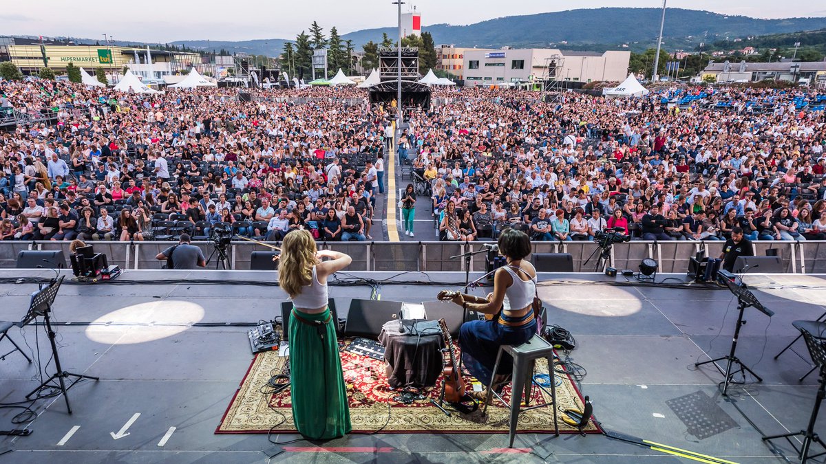 LuigiVignando's tweet photo. Il duo triestino delle #SwingDeal (Giovanna Rados e Lucy Passante) hanno aperto il concertone dei #2Cellos a Capodistria suonando di fronte a quasi 13 mila persone. Ecco uno scatto bellissimo. Evviva i giovani, viva la buona musica! #ilmioFVG #VignaPR https://t.co/R42met1s74