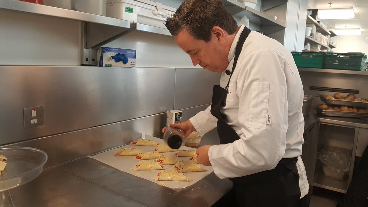 LondonReedy's tweet image. Team development, retail baking by Exec Chef @JohnWhi65681209 #PassingOnTheKnowledge #Welovethisbusiness #Foodies @BaxterStorey @woodythechef