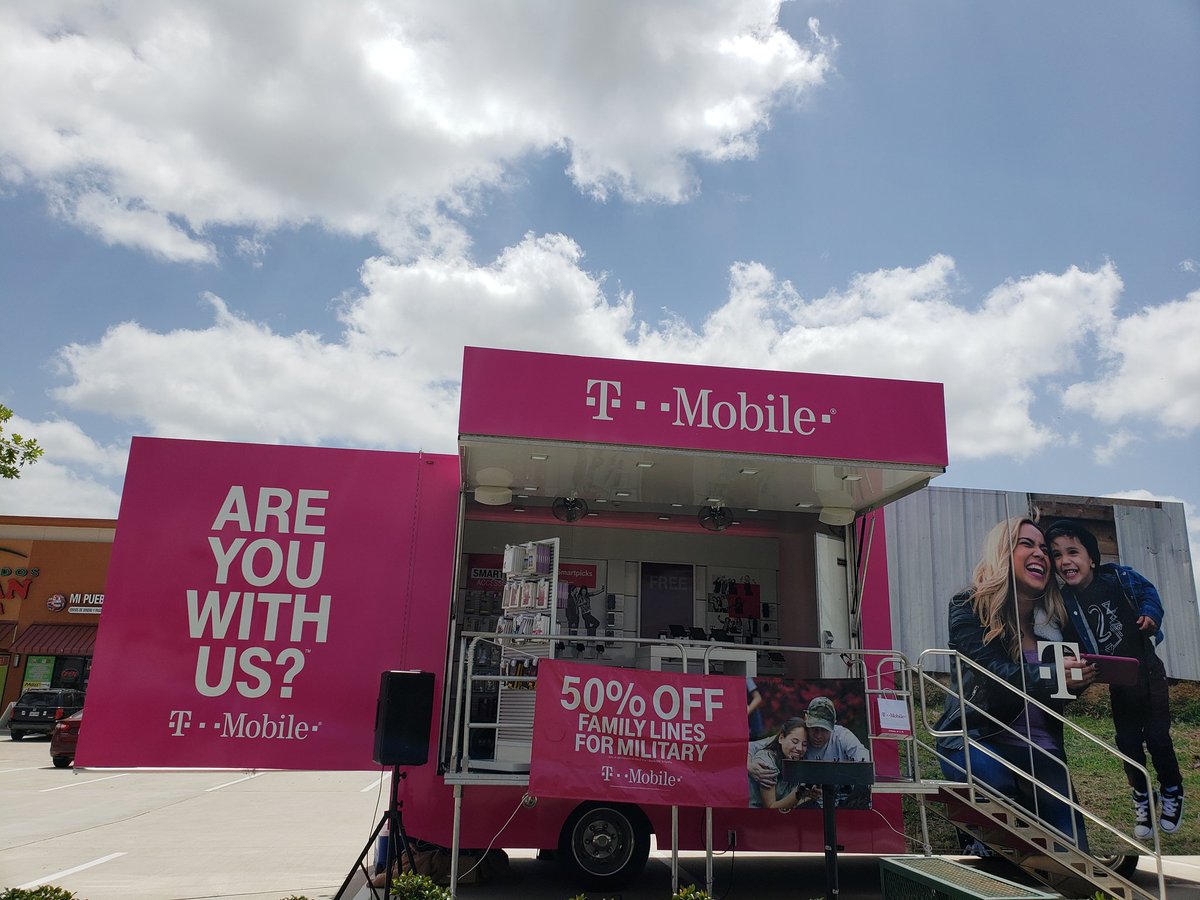 SuzySayzSo's tweet photo. Hey #Houston are you in the Katy area? @TmobileTruckHou is at the @TMobile in north fry mercado! We have a special #raffle going on for anyone who comes and sees us so hurry on out and join the #TMobile #party 💗 #west3D https://t.co/4XZ3kc8iQ0