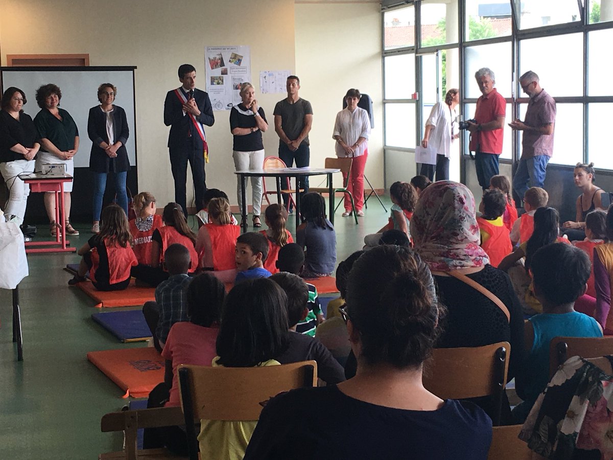 REPNiort's tweet photo. Remise de diplômes pour les élèves médiateurs du @REPNiort @DSDEN79 accompagnés toute l’année par les médiateurs du CCAS de
@Mairie_Niort https://t.co/GKIfCrfUaP