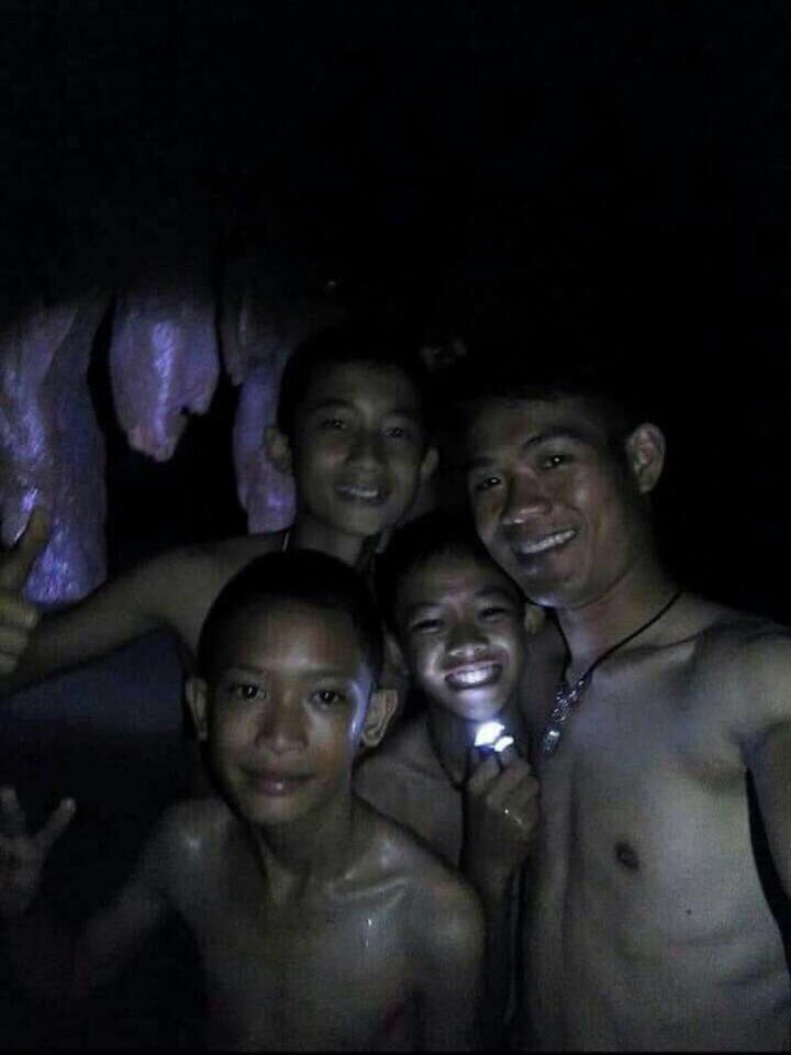 JAM_GENJAM's tweet photo. 2 ภาพที่แชร์กันอยู่ตอนนี้เป็นภาพเก่านะคะ ตอนนี้ยังไม่มีภาพล่าสุดของน้อง ๆ และโค้ช
#13ชีวิตพบแล้ว #ทีมหมูป่า #ถ้ำหลวง #JAM https://t.co/xz1qm8jhZe