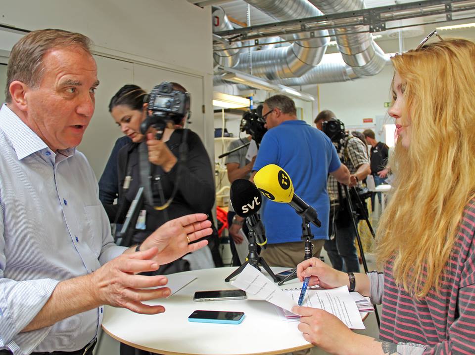 Steffe Löfven är inte i Almedalen. Han är i en industrilokal och pratar med mig.
