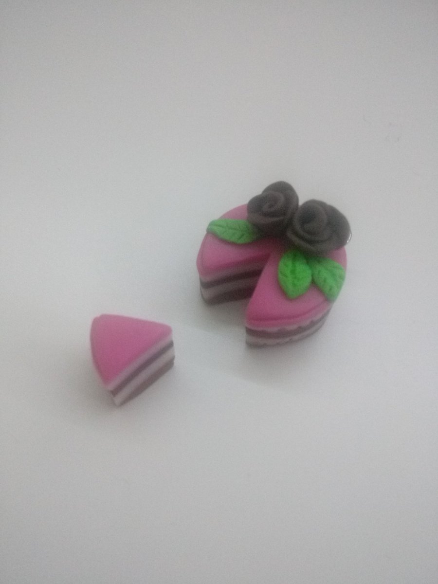 Kat_Leenz's tweet photo. Les petites #crea du live d'hier :3 je suis particulièrement contente du ptit gâteau *_* ! On se retrouve ce soir pour plus de creaaaa ! https://t.co/KDkJuEE2PN ! #twitchcreate #stream #live https://t.co/j5zlIHkPjJ