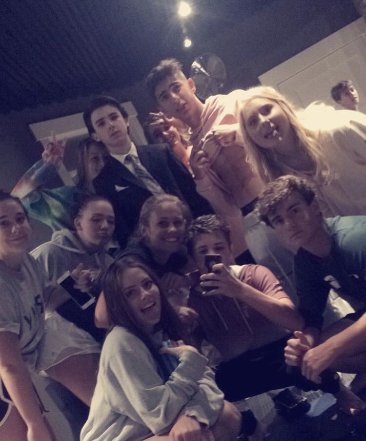 pyrett02's tweet photo. happy birthday @bade_katie !! i hope you have a great day🎉🎈❣️ https://t.co/NK2p8BmwFc