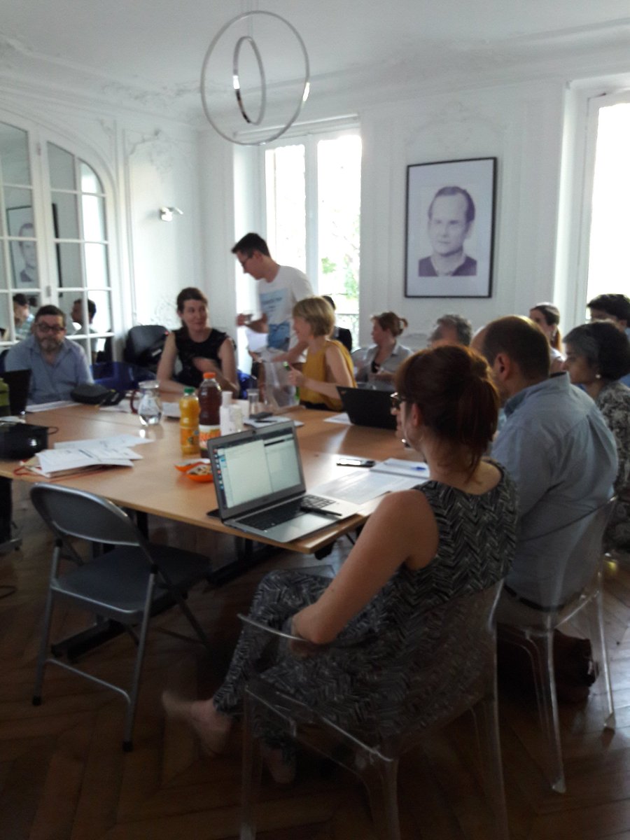 OpenLaw_fr's tweet image. C'est parti ! C est le début de l'atelier #ThinkLeD 12 avec Miroslav Kurdov✏ @sketchlex #legaldesign 😎