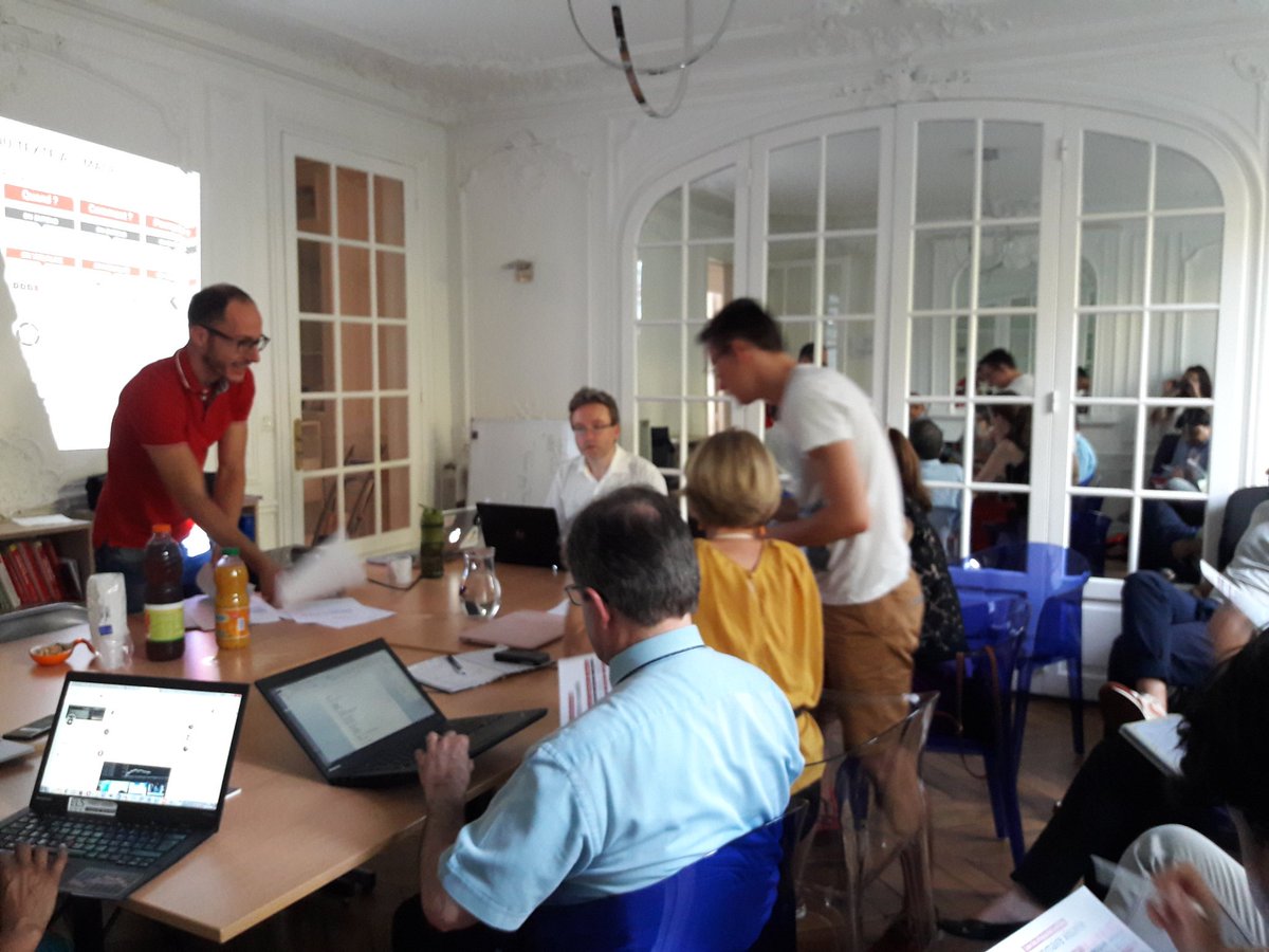 OpenLaw_fr's tweet image. C'est parti ! C est le début de l'atelier #ThinkLeD 12 avec Miroslav Kurdov✏ @sketchlex #legaldesign 😎