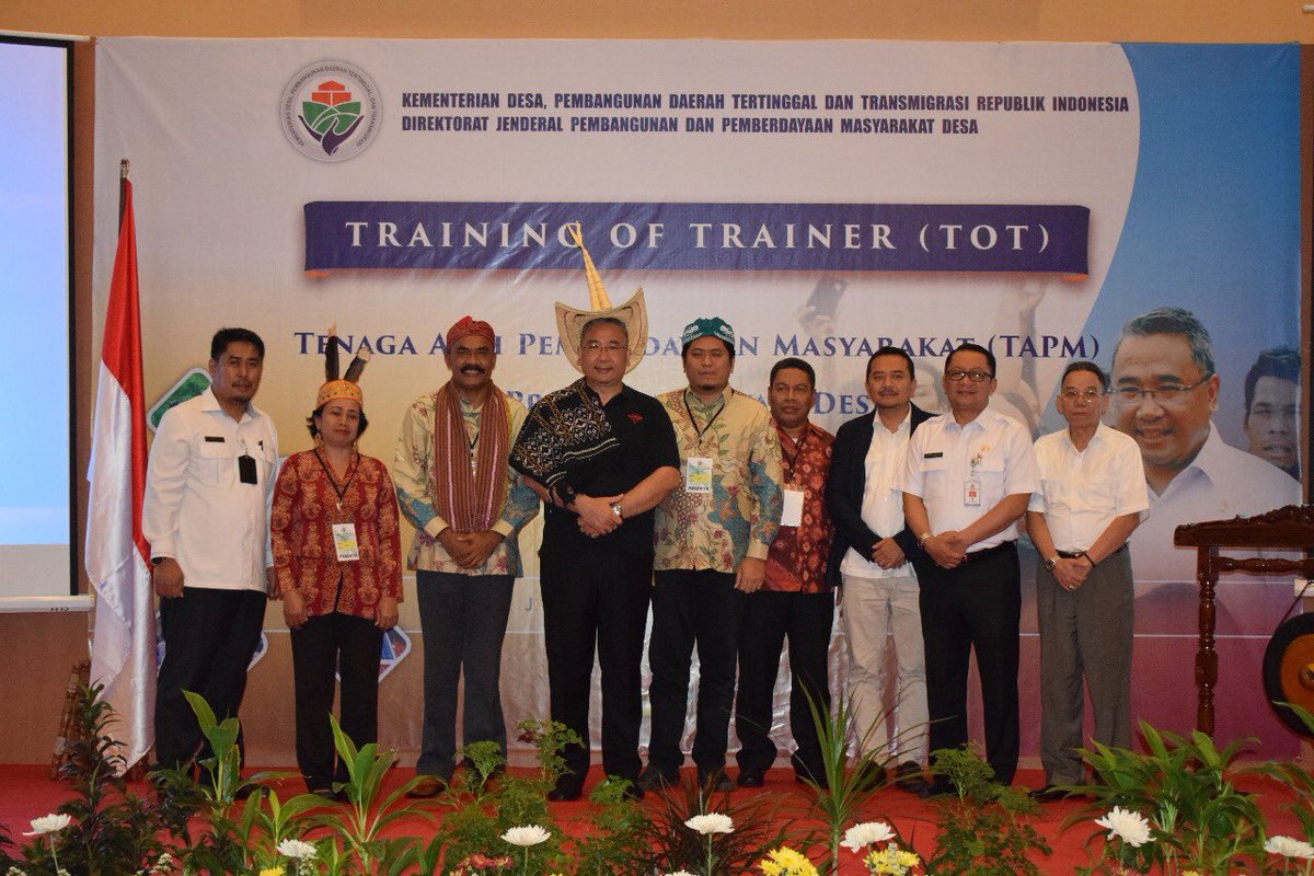 taufikmadjid71's tweet photo. Mendampingi Menteri Desa PDTT bpk. @EkoSandjojo membuka acara Training of Trainer (TOT) untuk Calon Pelatih dlm rangka Pelatihan TAPM Kab/Kota untuk penguatan kapasitas pelaksanaan Program Inovasi Desa TA. 2018 di Hotel The Media &amp; Towers Jakpus, 2 - 8 Juli 2018. https://t.co/lYlxCfVFrD