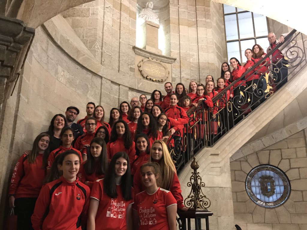 Remata a recepción ao <a href="/victoriafcfem/">Victoria F.C. Fem</a> coa foto de familia nas escaleiras do Pazo de Raxoi.