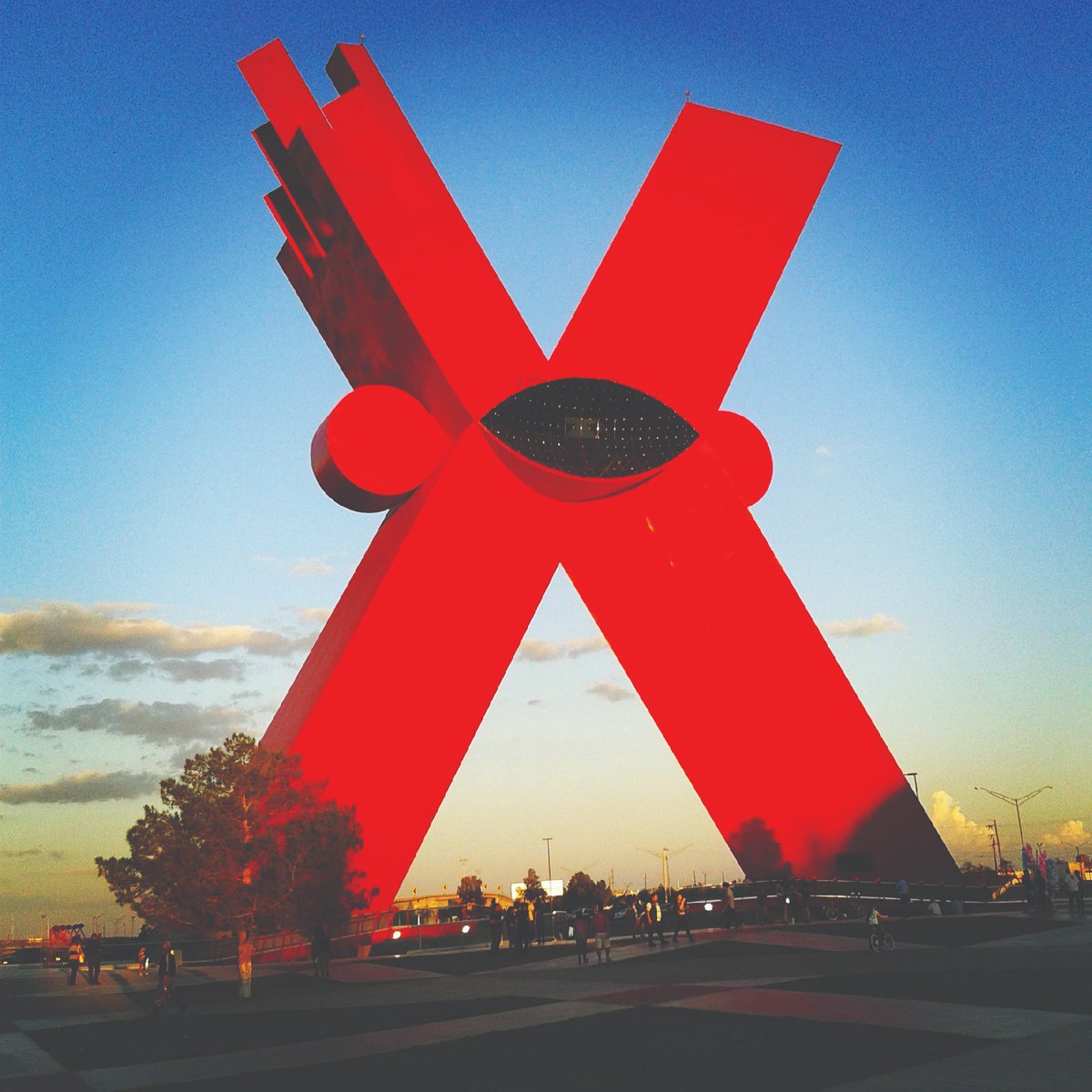 El #MonumentoALaMexicanidad Según el escultor #Sebastián, la “X” es símbolo del #mestizaje, el crisol de las culturas indígena y española de #Mexico @orgullosojuarez