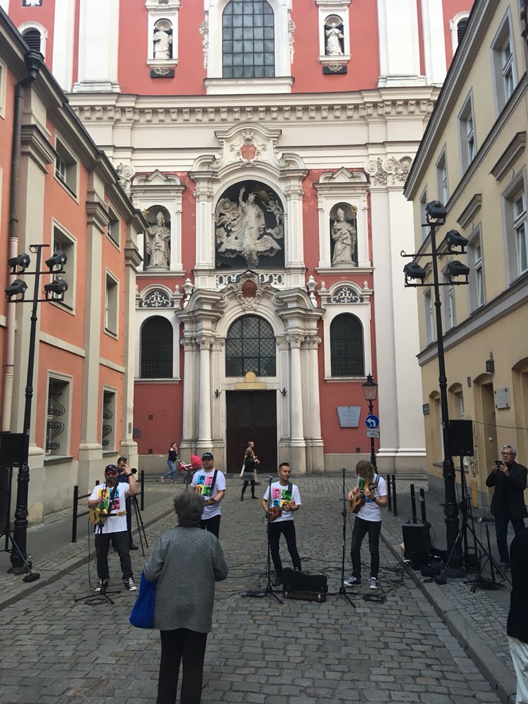 Burzol's tweet photo. Nie można wyjść z domu, żeby się nie natknąć na PPNOU #UkuleleWKażdymDomu #ukulele #PPNOU https://t.co/k0tz31hqxa