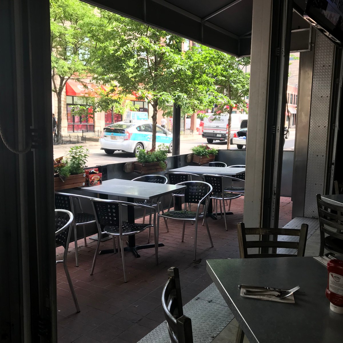 HashHouseChi's tweet image. We've got some #MondayMotivation to get you through the week. We're now accepting small reservations during brunch on the weekend! #PlanAhead