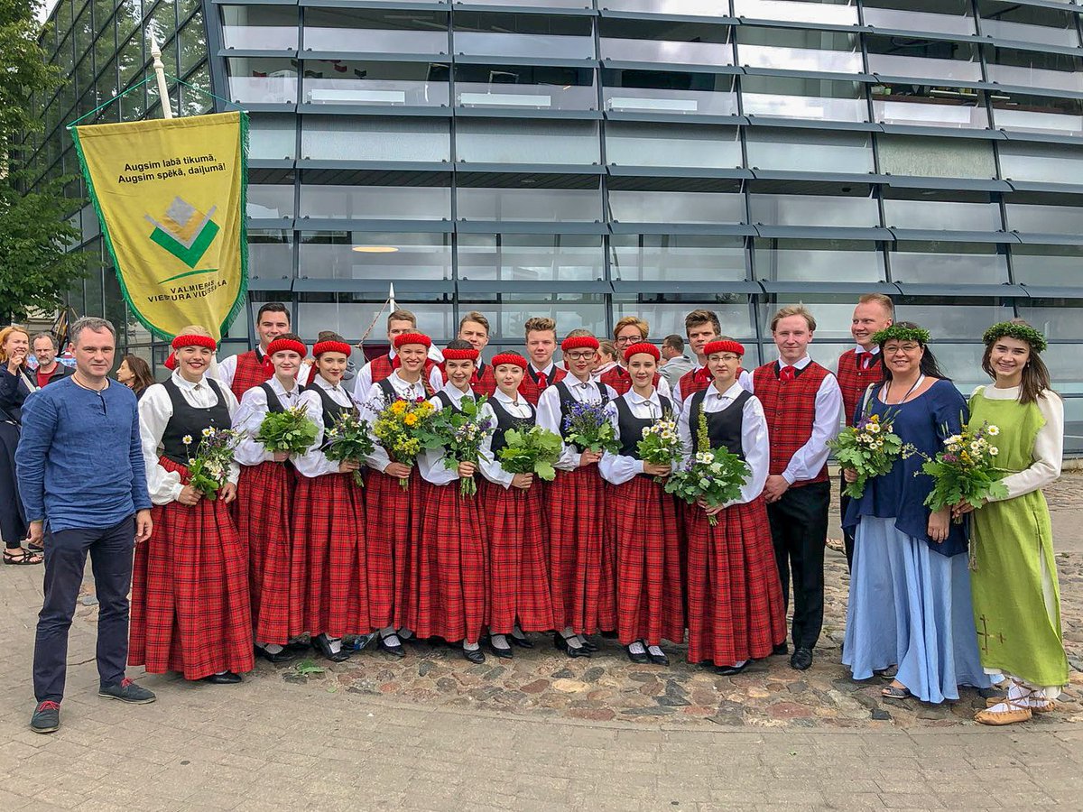 <a href="/Viesturi/">Viestura vidusskola</a> deju kolektīvs Viesturietis Dziesmusvētku gājienā #Dziesmusvetki #dziesmusvetki2018 #Viesturietis