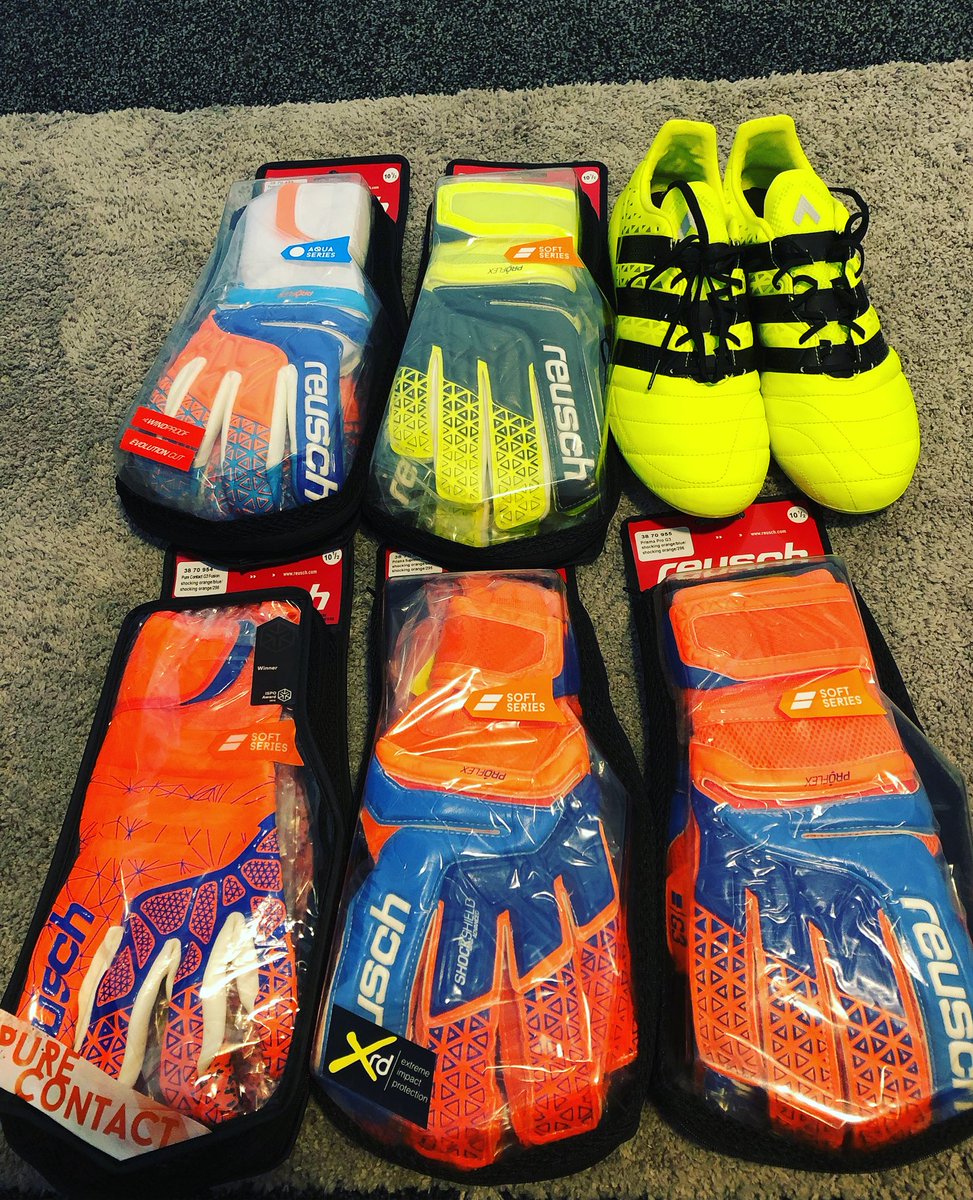 bnjmnmyhw's tweet photo. Thanks @reuschuk! 5 different pairs of gloves from the new range, Reusch are flying the flag for goalkeeper gloves at the moment, seriously elite level kit, canโt wait to get going with them this season ๐๐ผโฝ๏ธ #comingtoascreennearyousoon https://t.co/awQmzAH63S