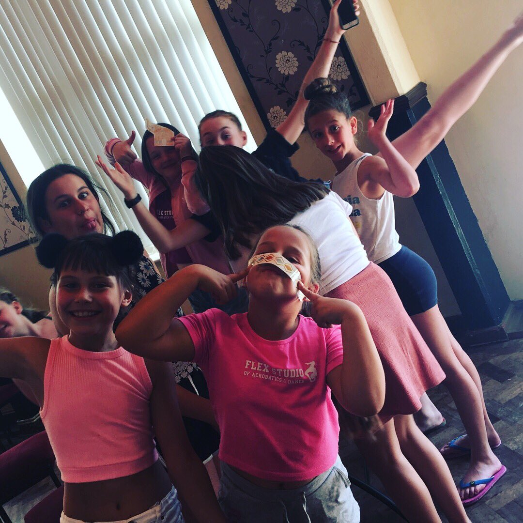 flexstudio1's tweet image. Glitter tattoos and bouncy castles ❤️🌟🦋💥🎉🏆🤸🏼‍♀️☀️