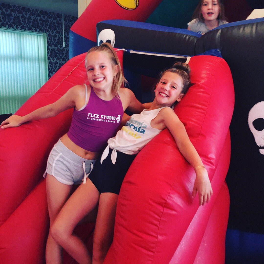 flexstudio1's tweet image. Glitter tattoos and bouncy castles ❤️🌟🦋💥🎉🏆🤸🏼‍♀️☀️