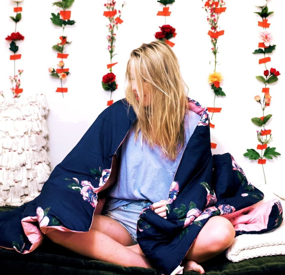 Your dreams are never too big and your bed is never too cozy. 🌸