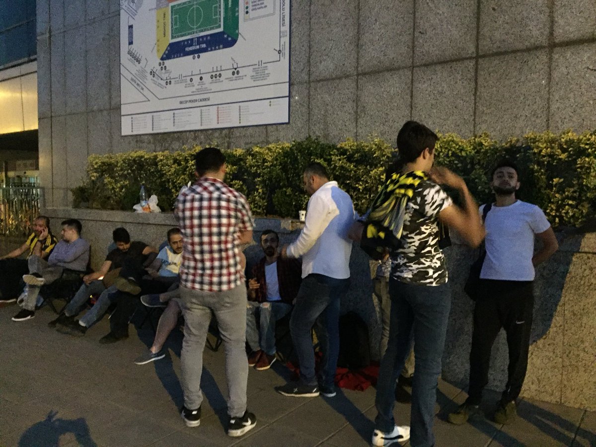 Yarın 09:00'da satışa çıkacak olan kombineler için şimdiden sıra oluşmaya başladı. 

#ÖzlenenFenerbahçe