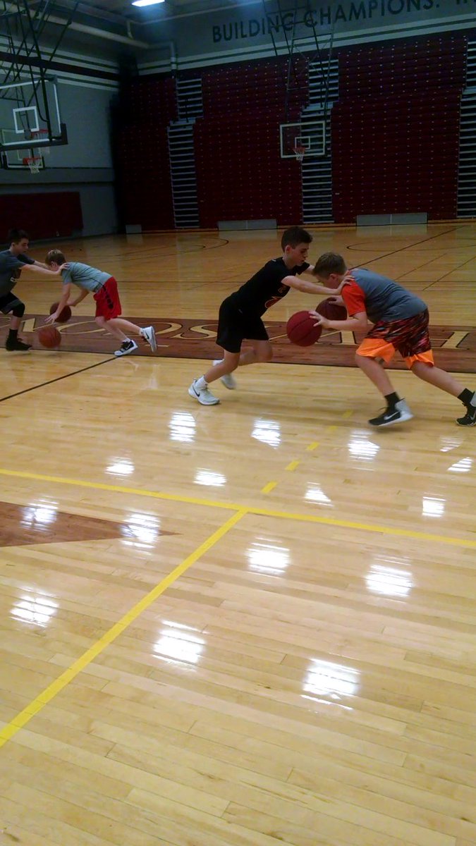 UWLEagleMBB's tweet photo. Last week's camp was a great success under @dernbach4! The kids got after it and GOT BETTER. #eyesup #shinangle https://t.co/HkFhRuu1vE