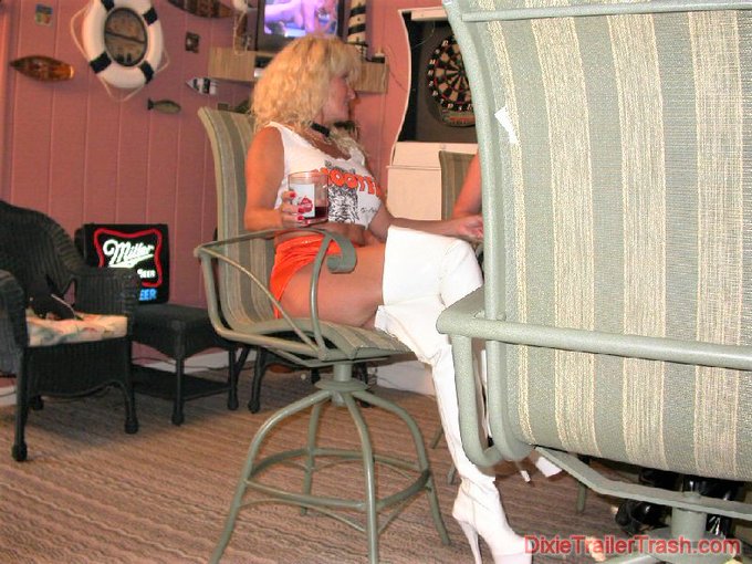 Goldengirl/JuliaButt as a Hooters girl. https://t.co/ChaPgL56YM