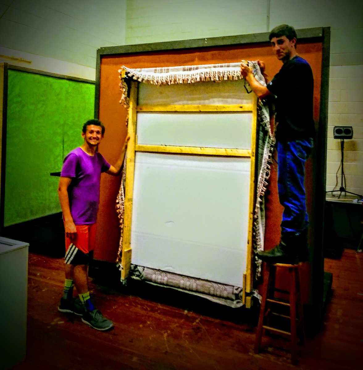 Max_PlayandSing's tweet photo. What do you do when you're not on stage? Work on sets, of course!!! #SisterAct2018 #maxplayers https://t.co/CKVgzp2iZW
