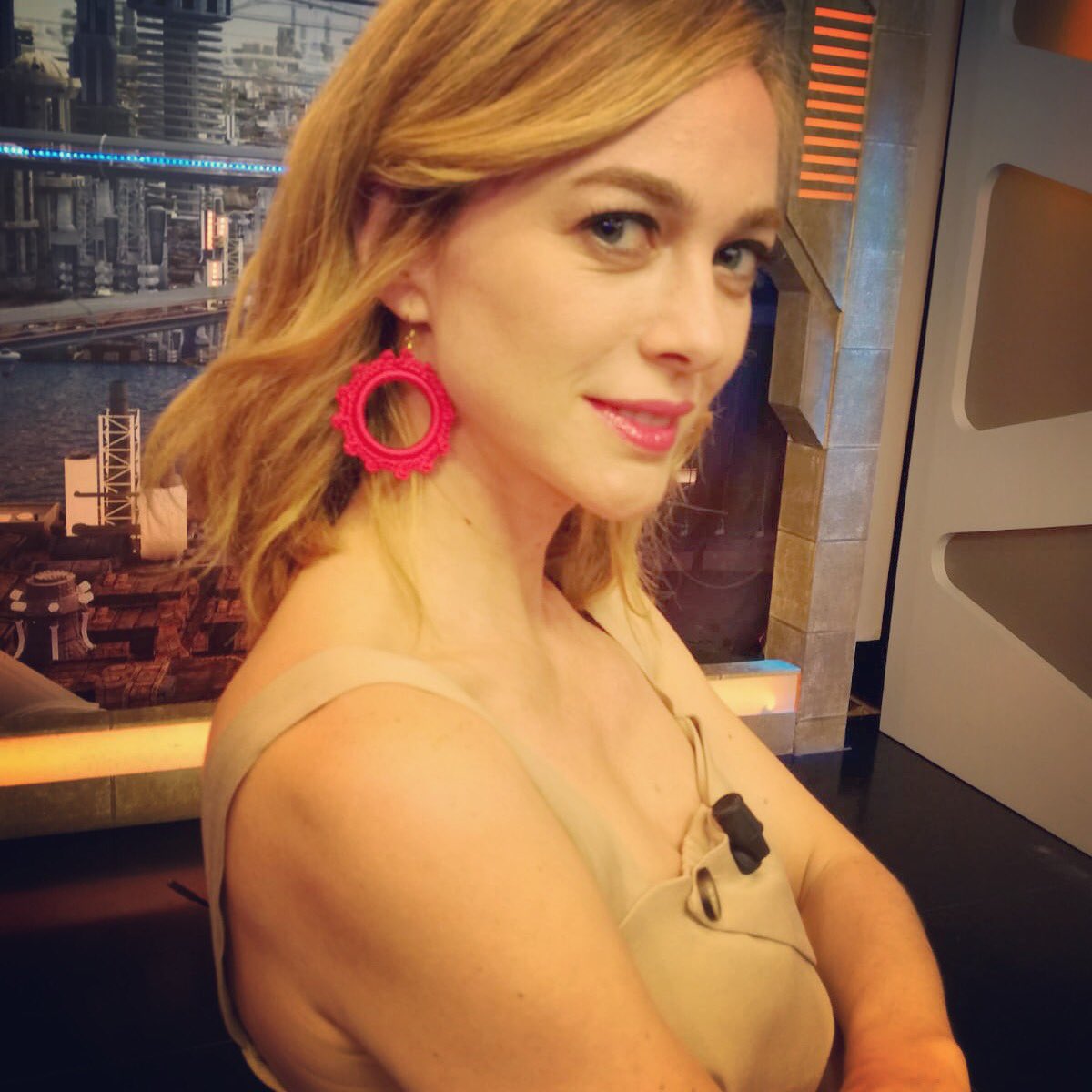 Demolina22's tweet photo. Guapísima @martahazas en breve en @elhormiguero Hacer un estilismo increíble con el complemento perfecto.
So pretty @martahazas in @elhormiguero An stunning outfit with the prefect accessory Earings @demolinashop1 https://t.co/ODmy3cUU5F