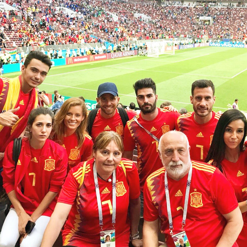 aaronniguez7's tweet photo. En lo momentos menos buenos es cuando estaremos más unidos y apoyándonos.💪🏼
Arriba @saulniguez 🇪🇸
#worldcup2018 https://t.co/HcSGXx2hJe